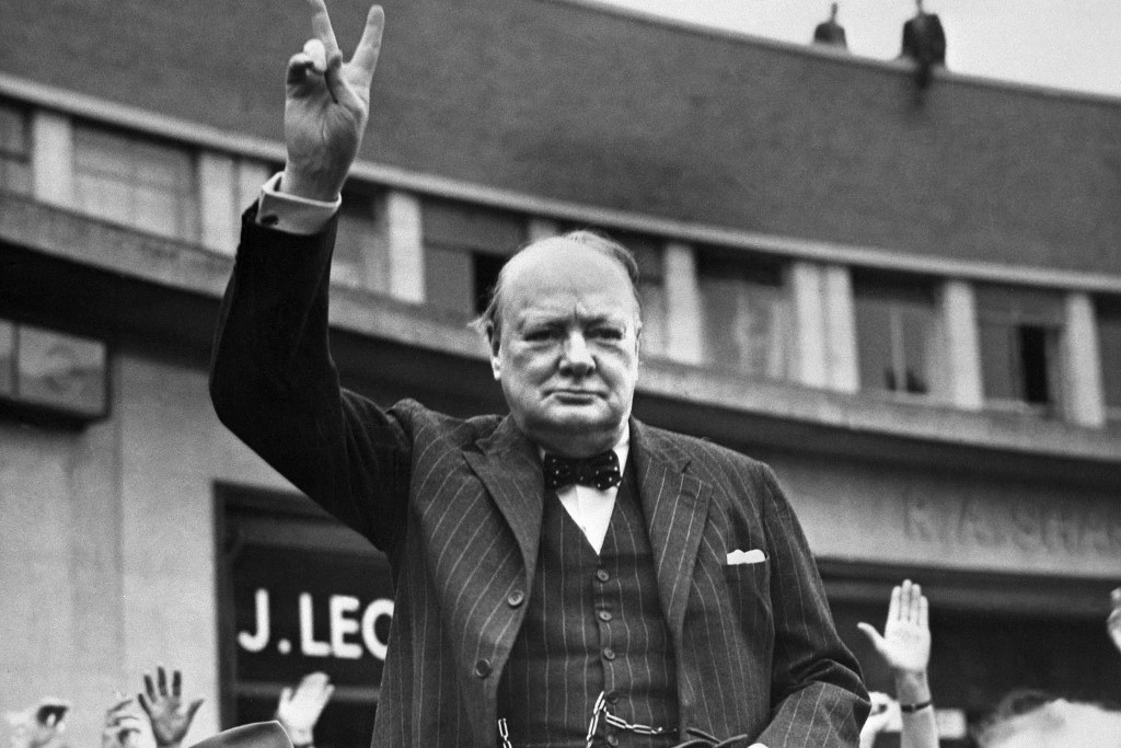 Fotó: AFP Sir Winston Churchill a győzelem jelét mutatja