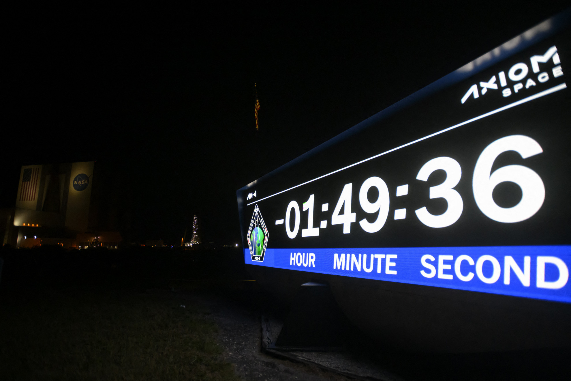 Fotó: Getty Images via AFP/Miguel J. Rodriguez Carrillo Visszaszámlálás az Axiom Space kijelzőjén a floridai Cape Canaveralban az Axiom-misszió indítása előtt