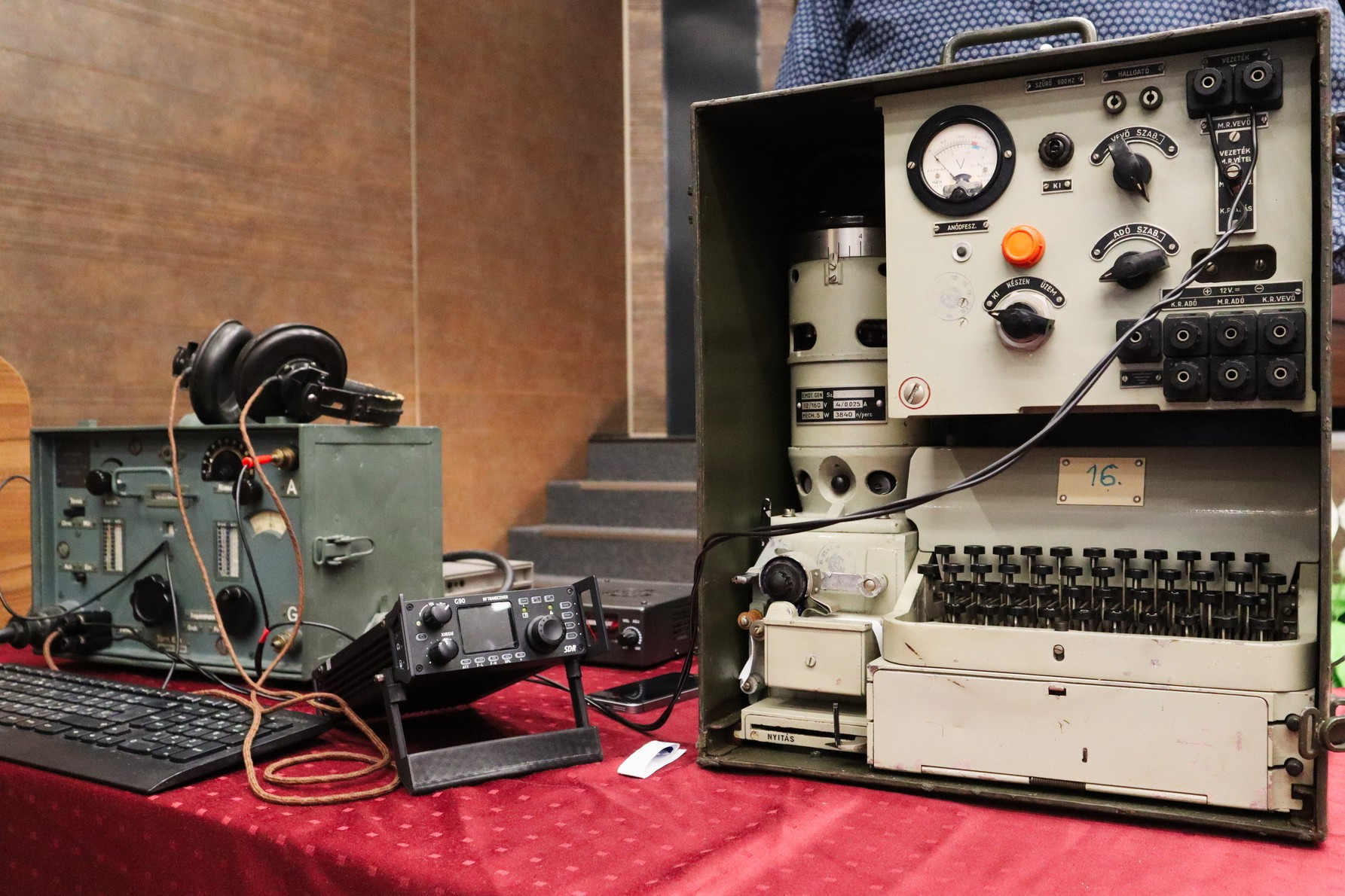Balra egy II. világháborús német rövidhullámú rádió, míg jobbra egy 1954-ben a hazai Telefongyár által előállított Feldhell adó-vevő szemlélhető