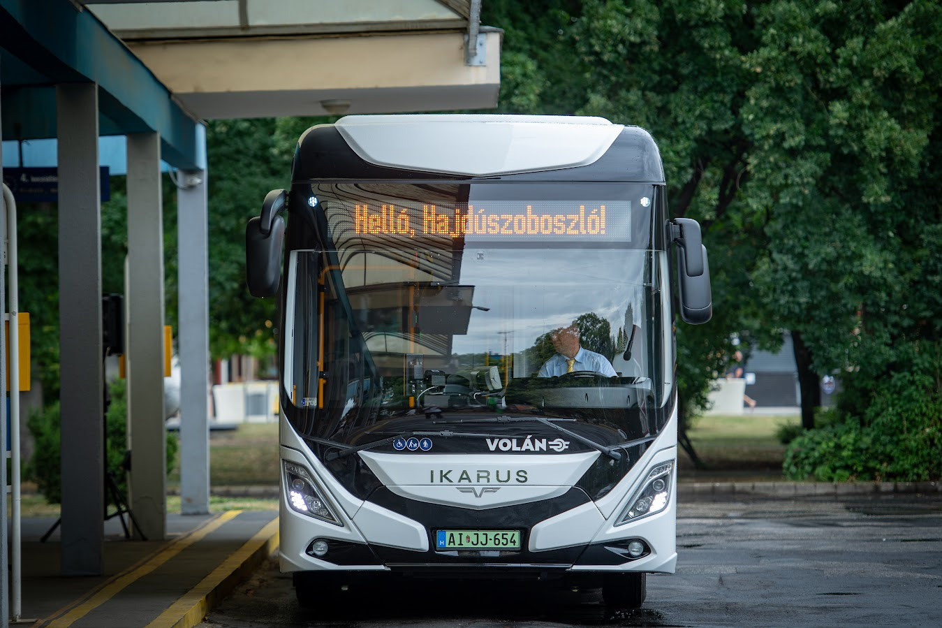 Elektromos Ikarus busz átadása Hajdúszoboszlón, 2025. június 27-én
