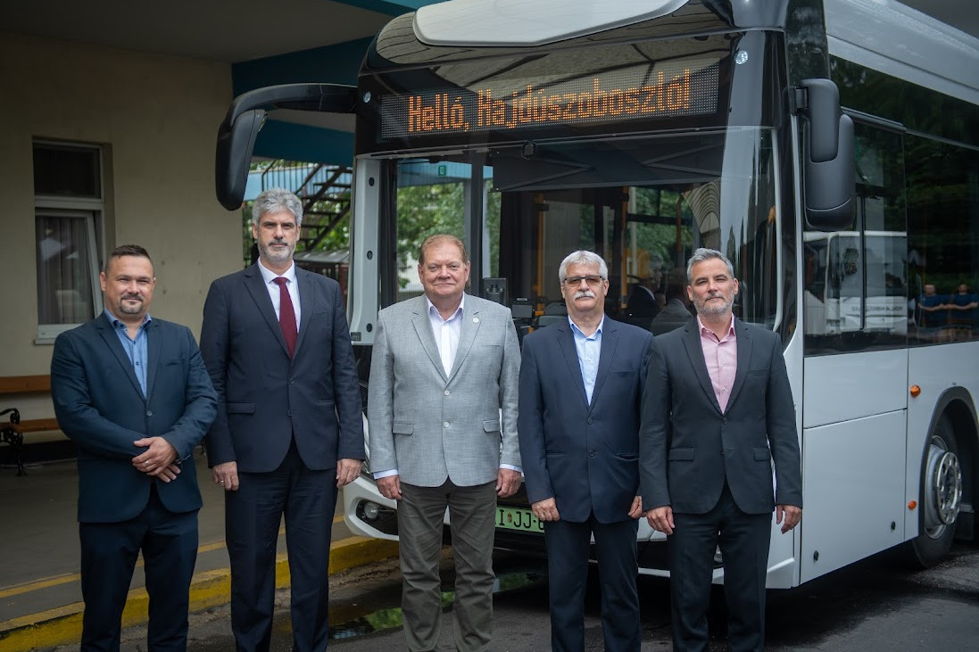 Elektromos Ikarus busz átadása Hajdúszoboszlón