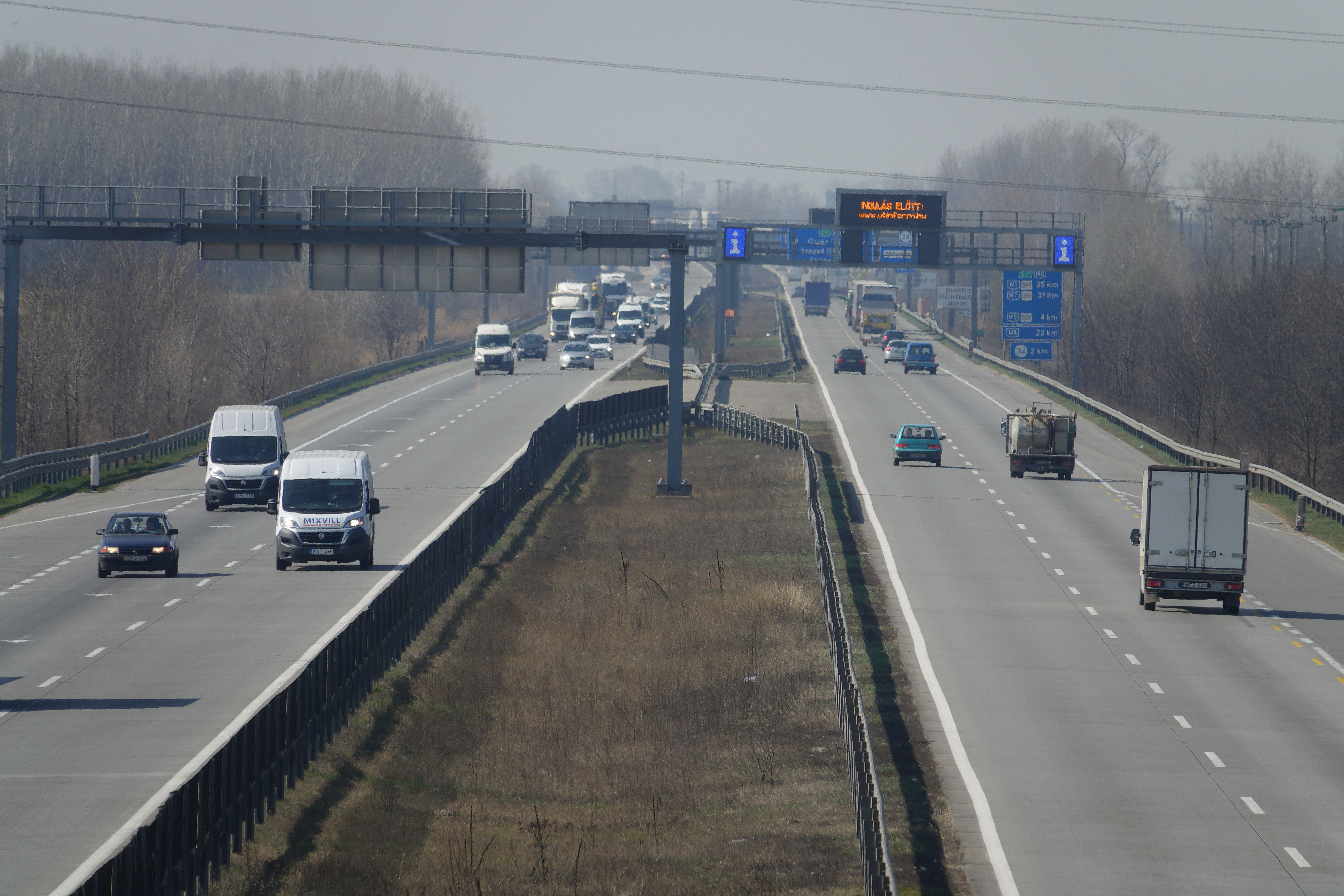 Több autó ütközött az M1-esen Herceghalomnál Kép