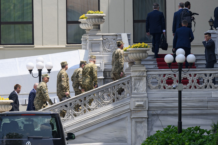 Fotó: AFP/Yasin Akgul Oroszország nyilatkozatot tesz a tárgyalások után