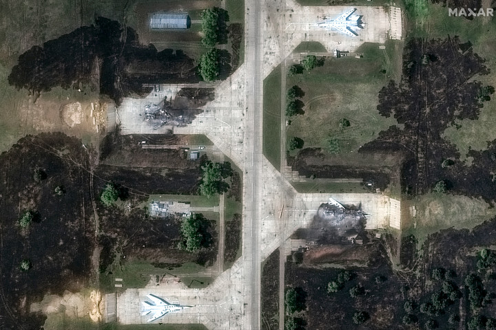 Fotó: AFP/Satellite image ©2025 Maxar Technologies Az ukrán erők csapást mértek két orosz reptérre