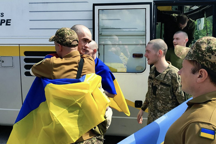 Fotó: AFP/Ukrainian Presidential Press Service/Handout „Dicsőség Oroszországnak” feliratot véstek egy nemrég hazatért ukrán hadifogoly hasába