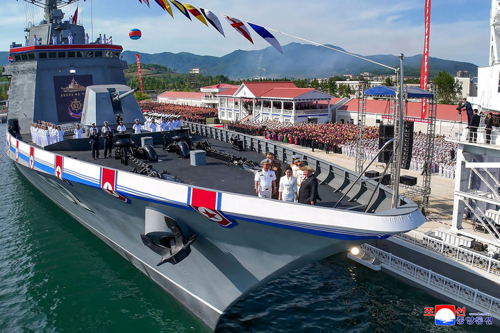 Fotó: AFP/STR/KCNA via KNS Újra a vízen az észak-koreai romboló