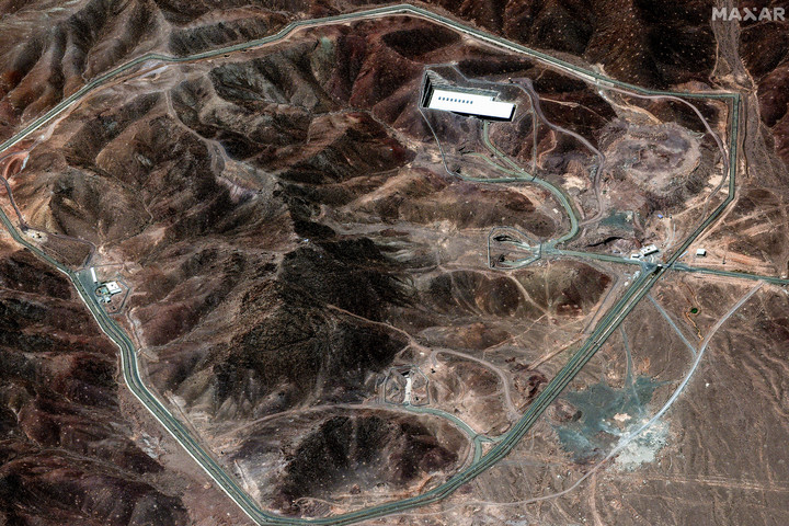 Fotó: AFP/Satellite image ©2025 Maxar Technologies Nagy bomba kellene ehhez...