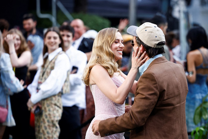 Scarlett Johansson szájon csókolta a Bridgerton sztárját