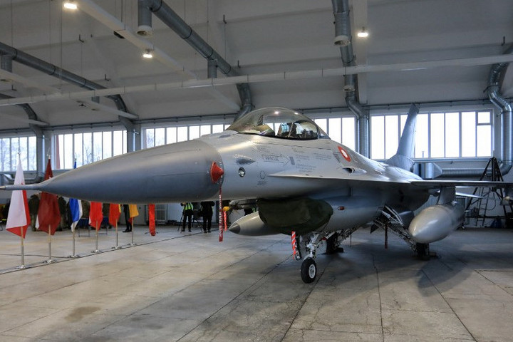 Fotó: AFP/Petras Malukas Ismét odalett egy F-16-os pilóta Ukrajnában
