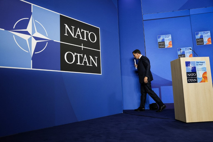 Fotó: AFP/dpa Picture-Alliance/dpa-Zentralbild/Jens Kalaene A magyar gazdaság akár profitálhat is a NATO döntéséből