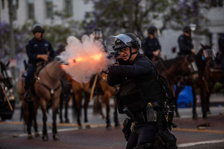 Fotó: Getty Images via AFP/Apu Gomes Villanógránátokkal, könnygázzal és paprikaspray-vel a tüntetők ellen