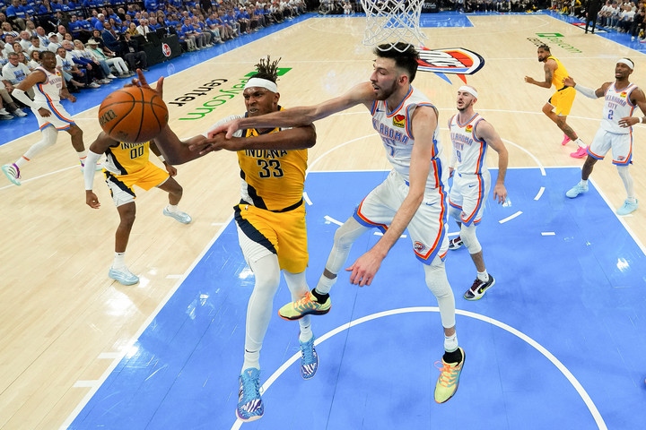Fotó: Getty Images via AFP/POOL/Nate Billings Egy győzelemre az NBA-trófeától az OKC