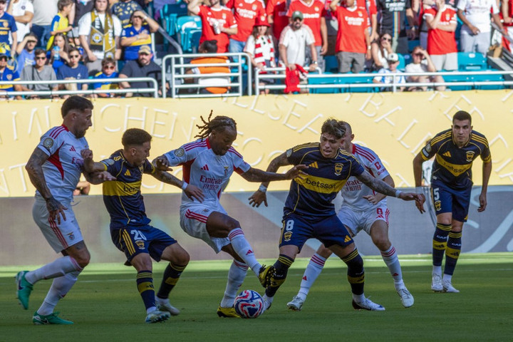 Három piros lap tette „színessé” a Boca Juniors és a Benfica csatáját