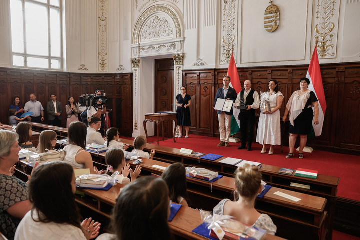 Átadták a Kárpát-medencei Életmese írói pályázat díjait