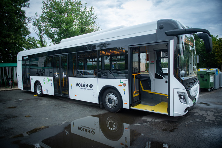 Új elektromos Ikarus autóbuszt helyeztek üzembe Hajdúszoboszlón