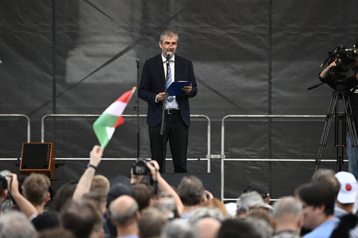 „Pár száz lézengő ember”