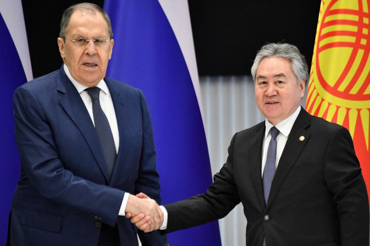 Lavrov: A NATO és az EU az ukrajnai konfliktust fegyverként használja Oroszország ellen