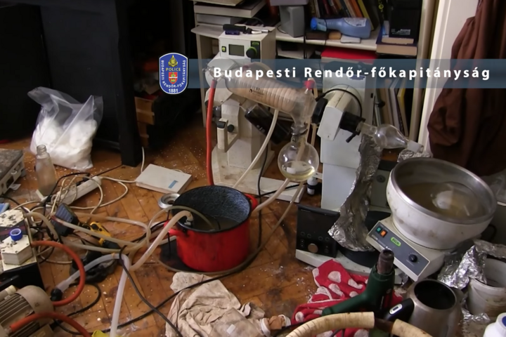 Robbanásveszélyes droglabort találtak a rendőrök egy budapesti bérházban
