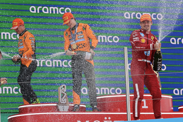 Piastri vezérletével kettős McLaren-győzelem Barcelonában