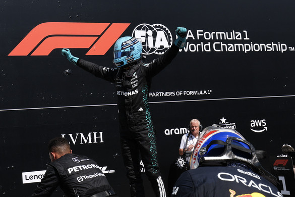 McLaren dráma, Russell diadal