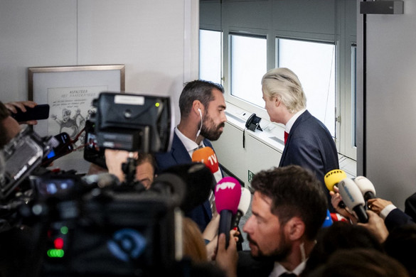 „Nincs más választás, el kell hagyni a kormányt”