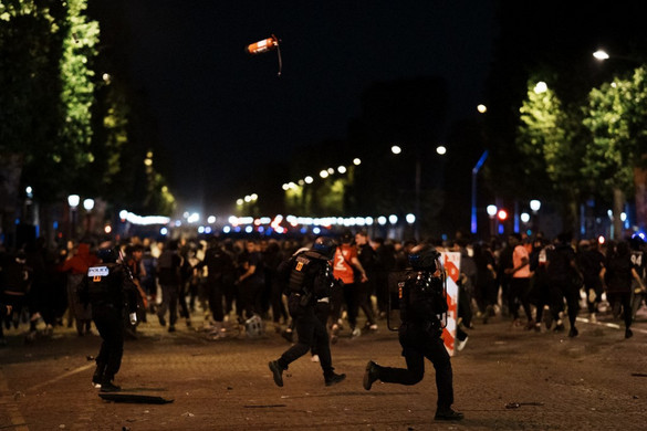 Fociszurkolók tömegébe hajtott egy autó