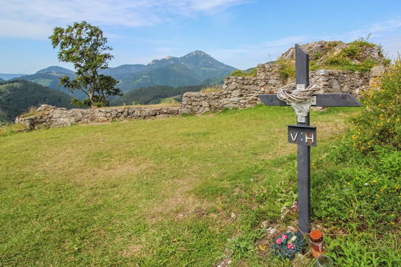 Célkeresztben a sírásók