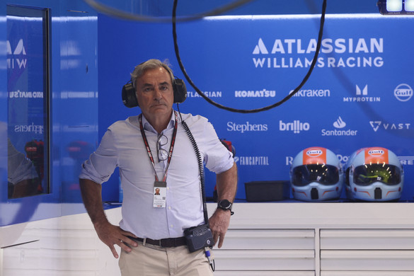 Sainz visszalépett