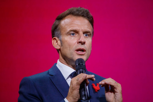 Macron ragaszkodik a hatalomhoz a politikai káosz közepette