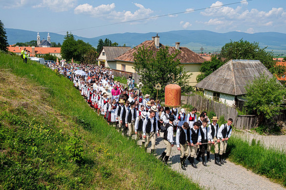 Döbbenetes: 335 ezer zarándok a csíksomlyói nyeregben