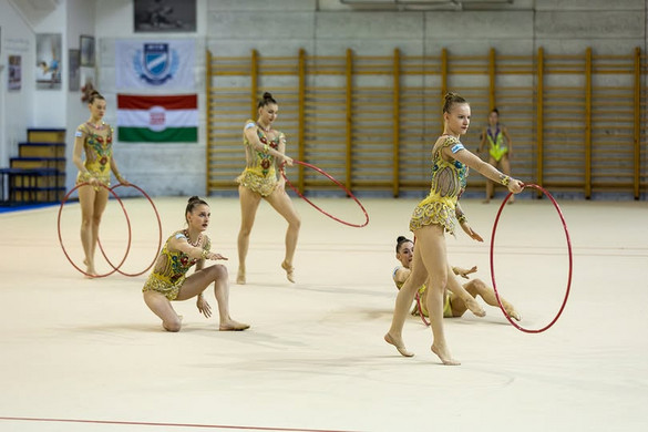 Fotó: Magyar Torna Szövetség - Hungarian Gymnastics Federation fb oldala Rg-siker: bronzérmes összetettben a magyar együttes kéziszercsapat