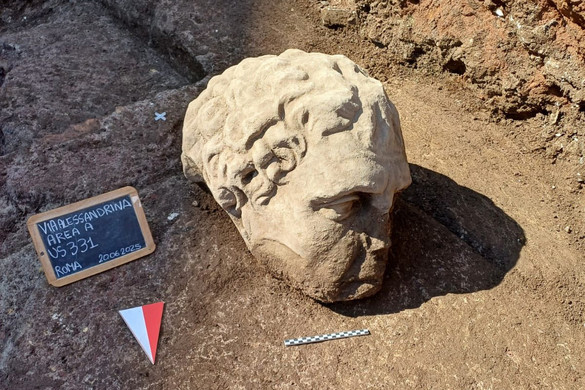 Monumentális márványfejre bukkantak régészek Rómában