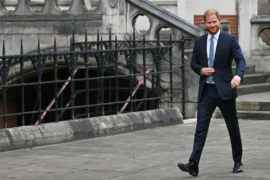 Harry herceg hazautazik Angliába