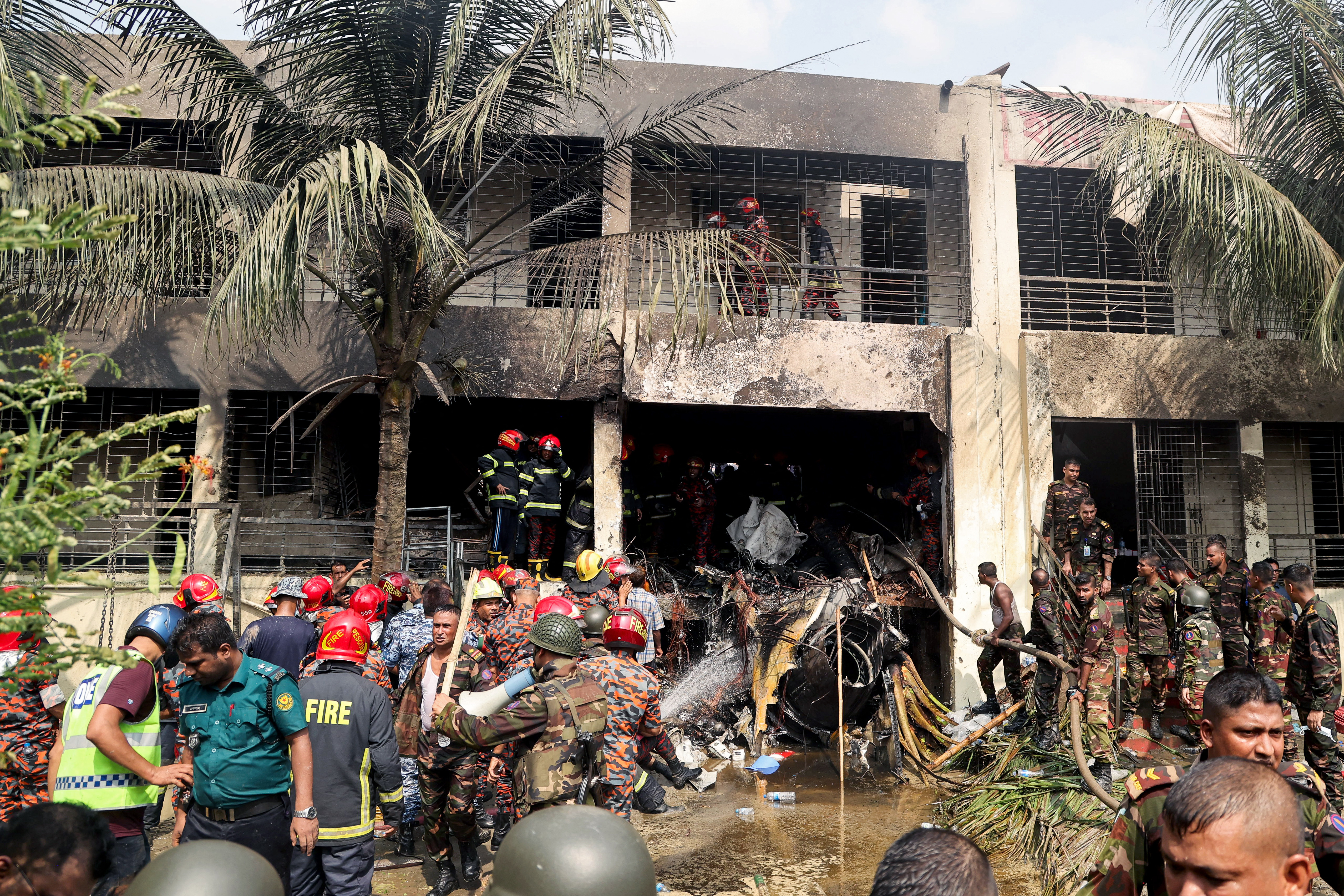Iskolára zuhant a bangladesi légierő egy gyakorlógépe Kép