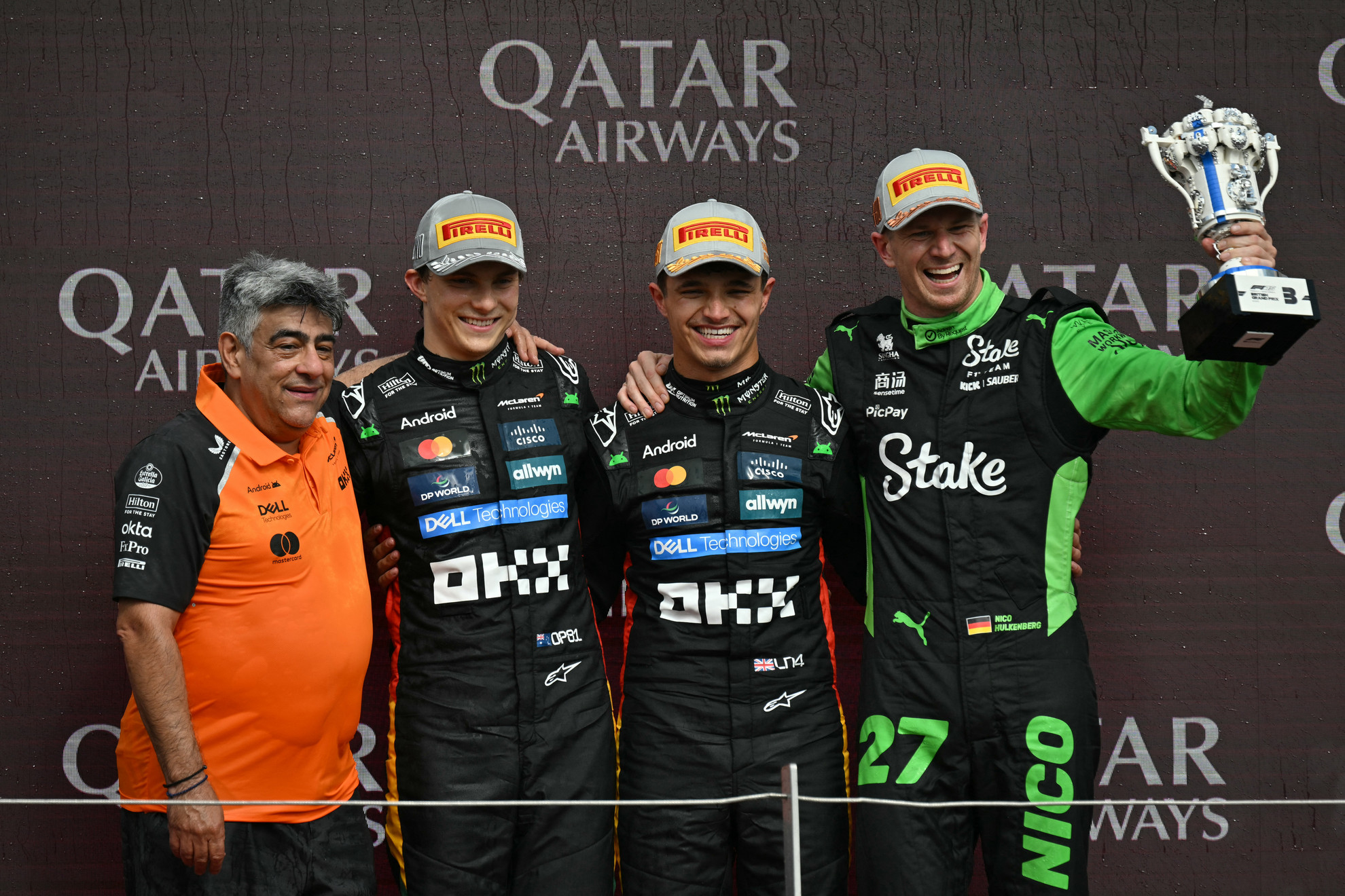 Lando Norris (középen) Oscar Piastri (balra) és Nico Hulkenberg (jobbra) Silverstoneban a dobogón