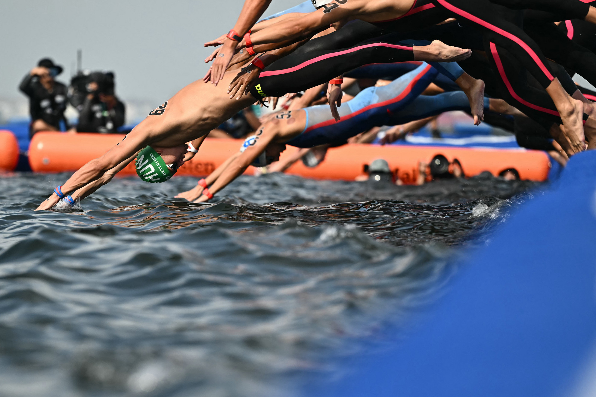 Megkezdték a férfi 3 km-es kiütéses sprint nyíltvízi úszás második futamát a 2025-ös vizes világbajnokságon a szingapúri Sentosa-szigeten 2025. július 19-én