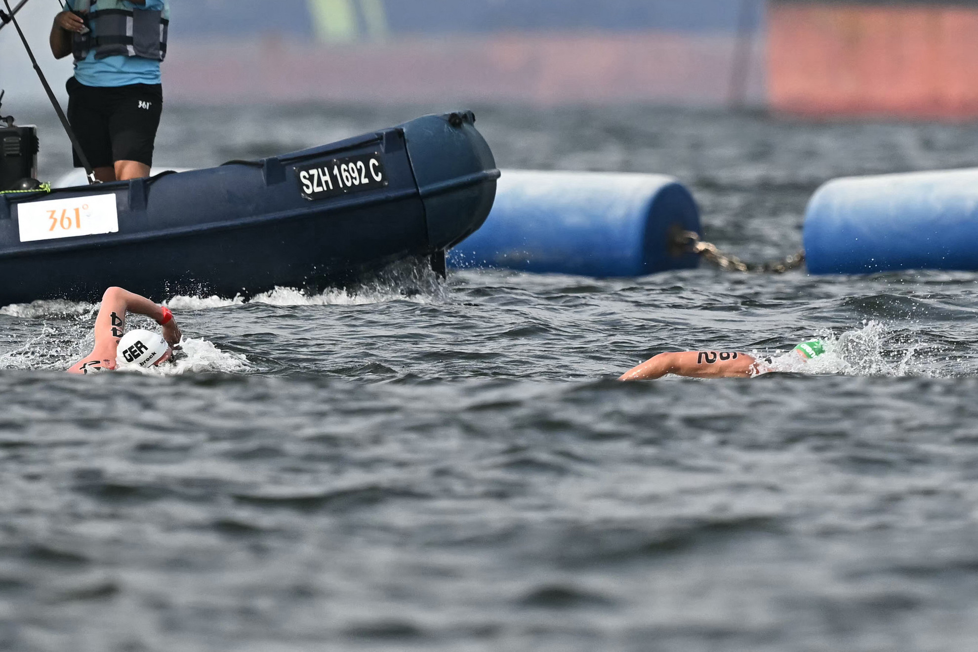 David Betlehem magyar úszó (j) a férfi 3 km-es kiütéses sprint nyíltvízi úszás egyik futamában a 2025-ös vizes világbajnokságon a szingapúri Sentosa-szigeten 2025. július 19-én