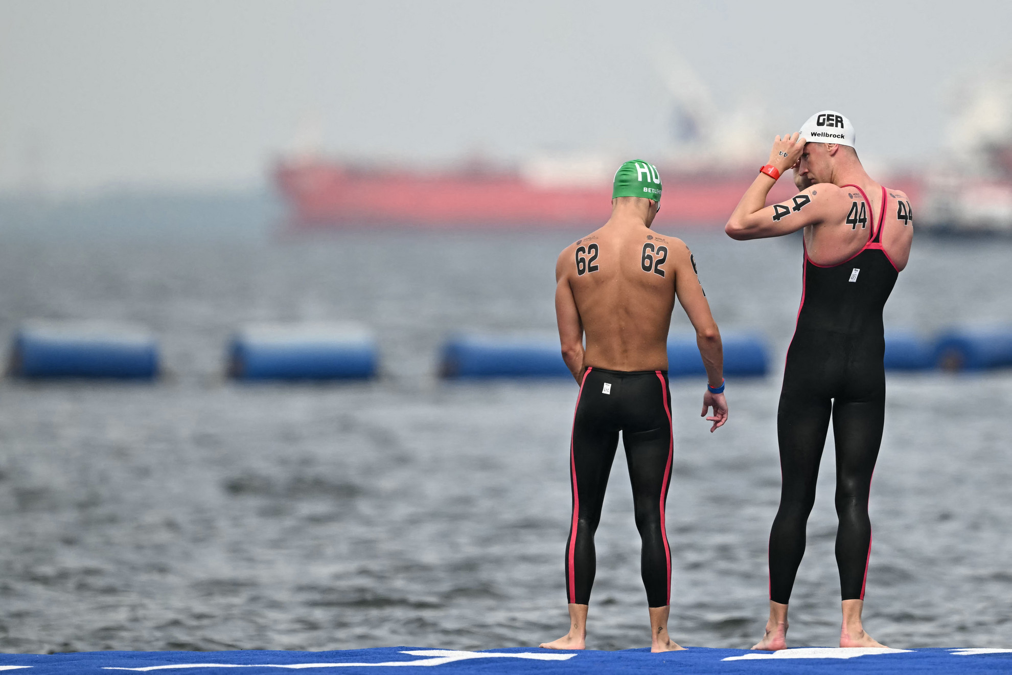 Betlehem Dávid (b) és a német Florian Wellbrock készül a férfi 3 km-es kiütéses sprint nyíltvízi úszás döntőjére a 2025-ös vizes világbajnokságon a szingapúri Sentosa-szigeten 2025. július 19-én
