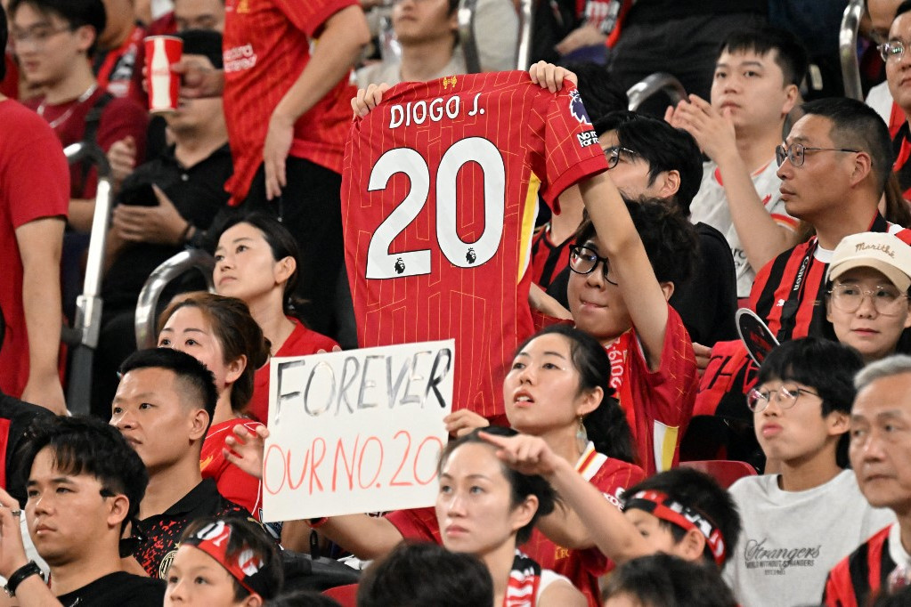 Fotó: AFP/Peter Parks A Liverpool szurkolói tisztelegnek a néhai Liverpool-játékos, Diogo Jota előtt a hongkongi AC Milan elleni barátságos bemutató labdarúgó-mérkőzésük előtt 2025. július 26-án