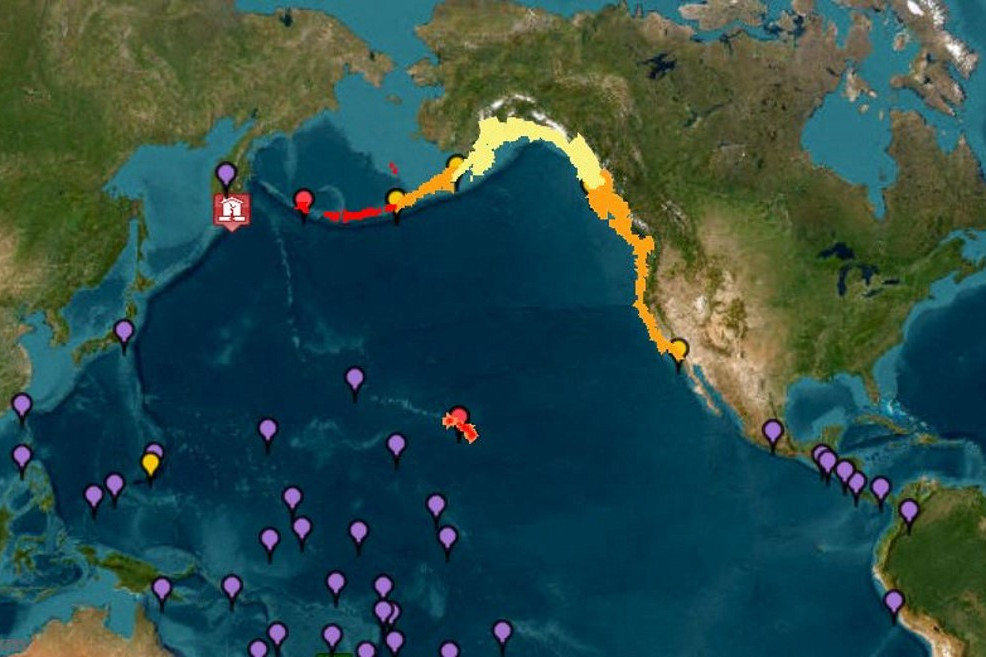 A Nemzeti Óceán- és Légkörkutatási Hivatal (NOAA) cunami-figyelmeztető rendszere cunami-riasztások (piros), figyelmeztető jelzések (narancssárga), figyelmeztetések (sárga) és fenyegetések (lila) után, miután 2025. július 30-án 8,7-es erősségű földrengés rázta meg Oroszország Távol-Keletét