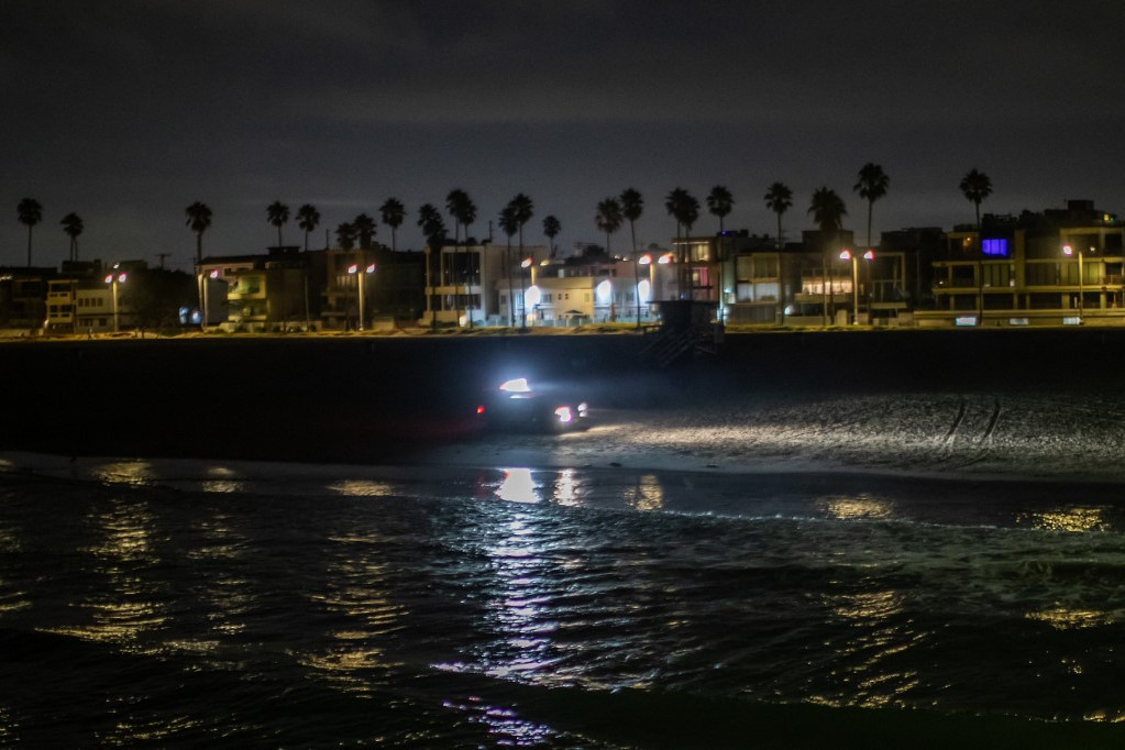Los Angeles megyei vízimentő járőrözik a Venice Beach mólónál a cunamiriadó idején Los Angelesben is