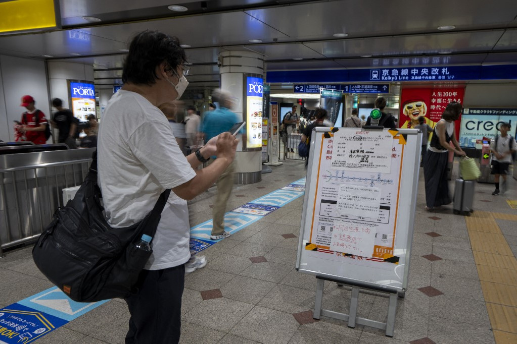 A cunamiriadó miatt a Japán prefektúráiban figyelmeztető táblákon tájékoztatják az utasokat, hogy egyes vonatok nem közlekednek.
