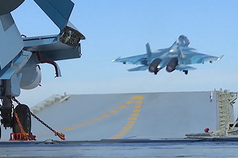 Fotó: AFP / Russian Defence Ministry / HO Ma már szinte hihetetlennek tűnik, hogy 2016-ban még a Kuznyecov fedélzetéről bobmázták a szíriai dzsihadistákat