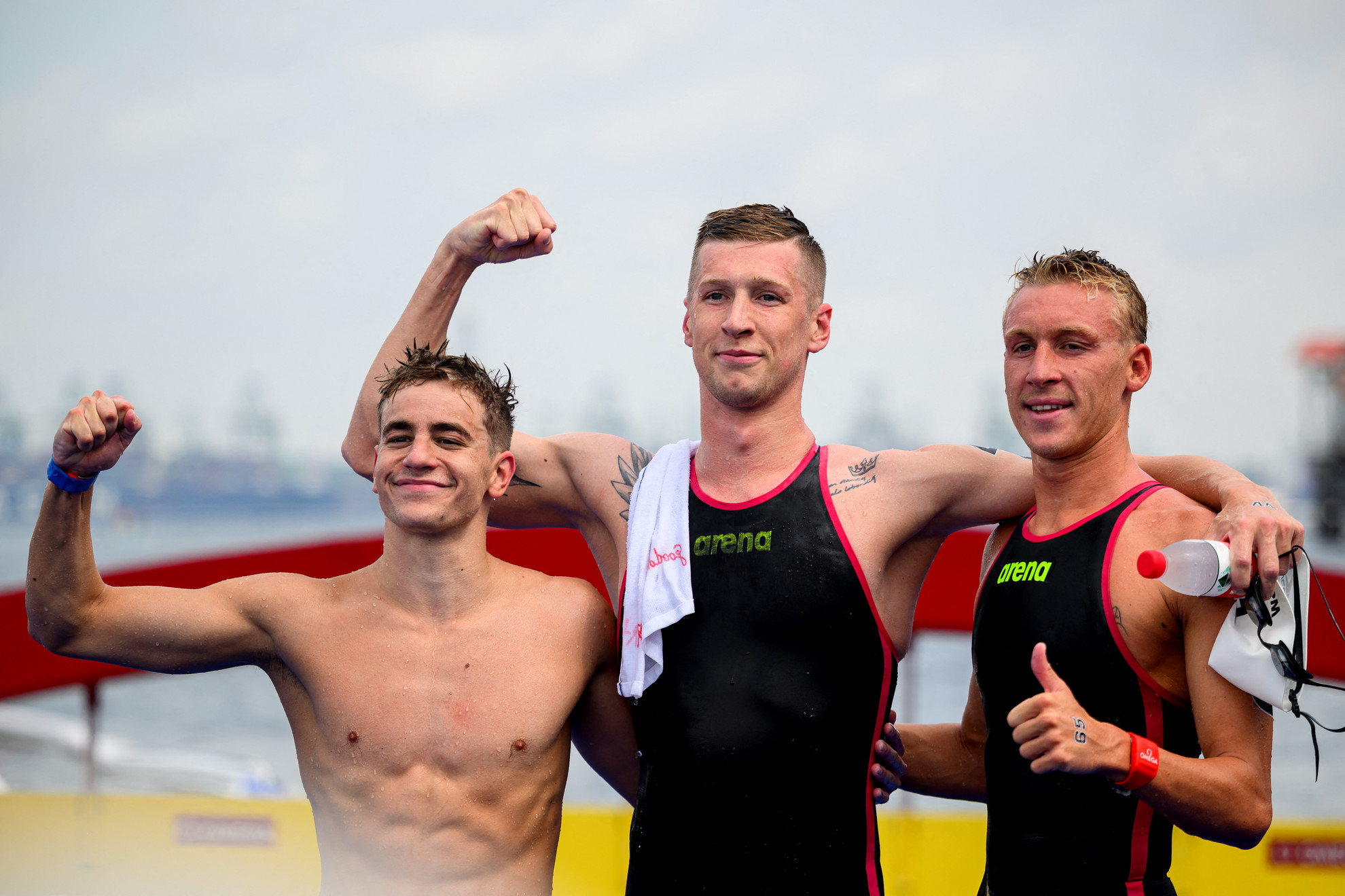Balról jobbra: az ezüstérmes Betlehem Dávid, az aranyérmes német Florian Wellbrock és a bronzérmes francia Marc-Antoine Olivie a férfi 3 km-es Knockout Sprint döntőjében a Szingapúr 2025 vizes világbajnokság kilencedik napján a Sentosa-szigeten Szingapúrban, 2025. július 19-én