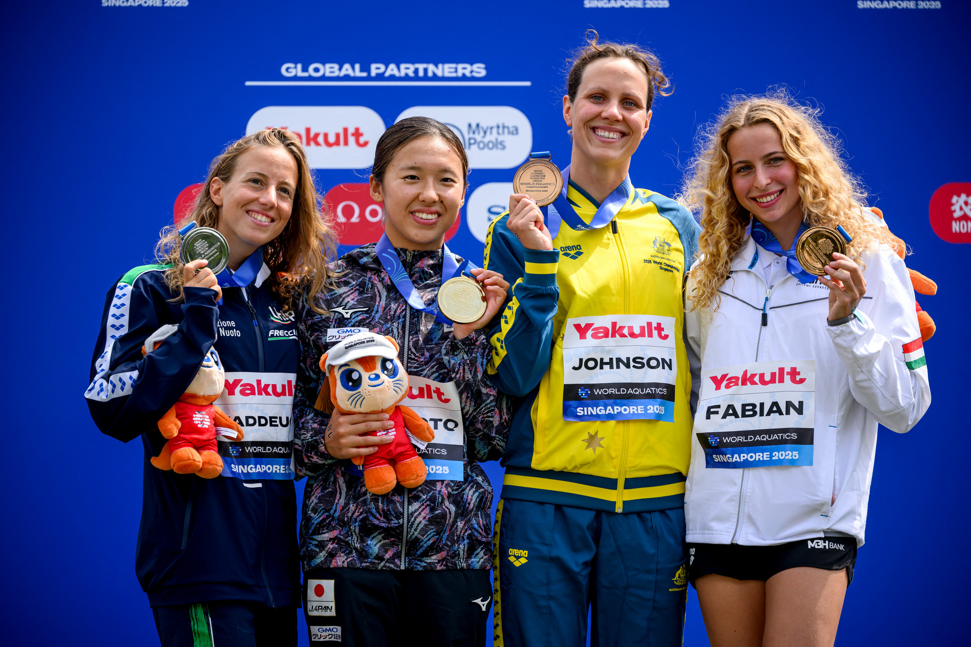 Balról jobbra: Az ezüstérmes olasz Ginevra Taddeucci, az aranyérmes japán Ichika Kajimoto és a közös bronzérmes ausztrál Moesha Johnson és Fábián Bettina a női 3 km-es sprintverseny döntőjének éremátadó ünnepségén