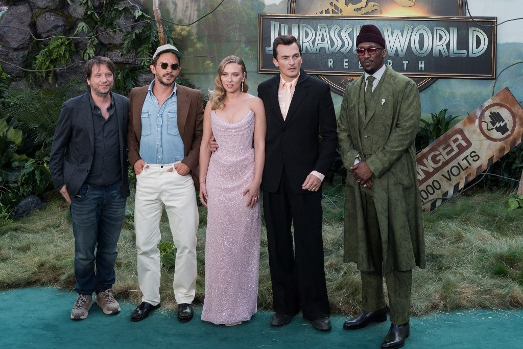 (b-j) Gareth Edwards, Jonathan Bailey, Scarlett Johannson, Rupert Friend és Mahershala Ali a Jurassic World: Újjászületés világpremierjén