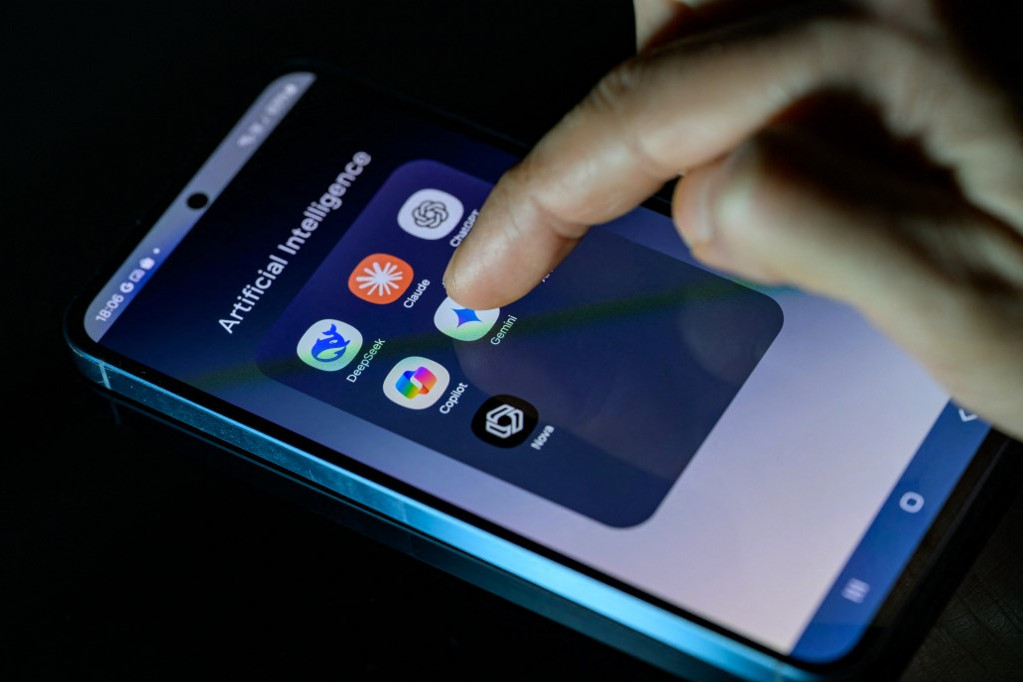 A Gemini mesterséges intelligencia alkalmazás ikonja más mesterséges intelligencia által támogatott chatbot alkalmazások mellett látható ezen a fotóillusztráción