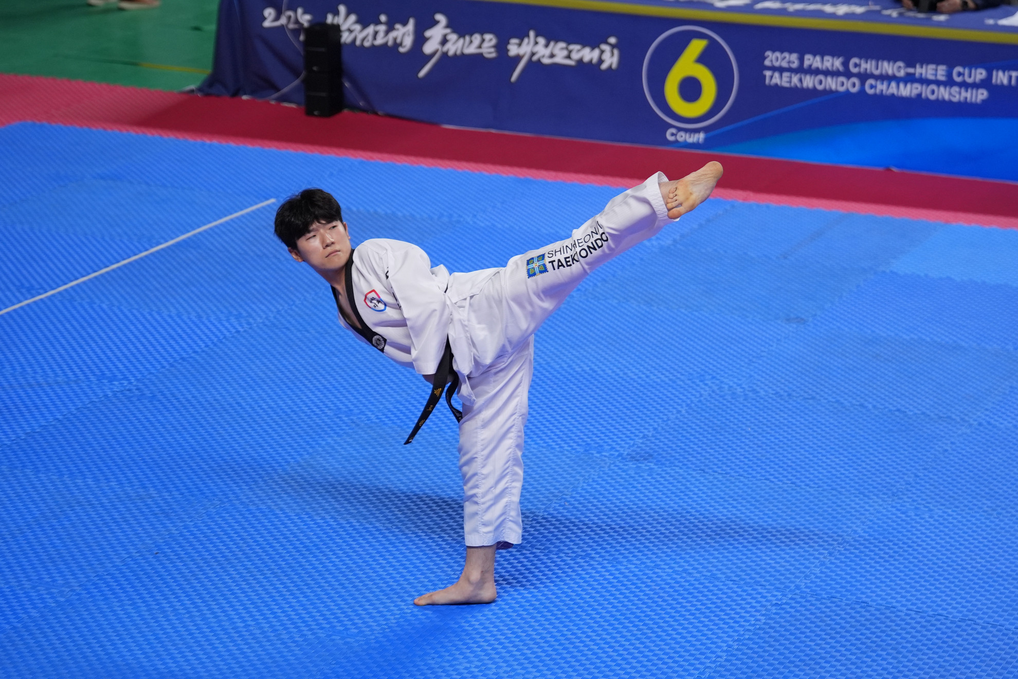 Fotó: A Shincheonji Taekwondo Csapat 2025. július 19-én, Bae Do-won, a Shincheonji Jézus Egyház Taekwondo csapatának tagja, aki részt vett a Gyeongbukban, a Sangju Fedett Sportcsarnokban megrendezett „2025 Park Chung-hee Kupa Nemzetközi Nyílt Taekwondo Versenyen”, bemutatja formagyakorlatát (poomsae) a hivatalos Poomsae egyéni versenyszámában. Ez a verseny egy nemzetközi taekwondo verseny, amelyet július 18-tól 21-ig rendeztek Sangjuban, Gyeongbukban.