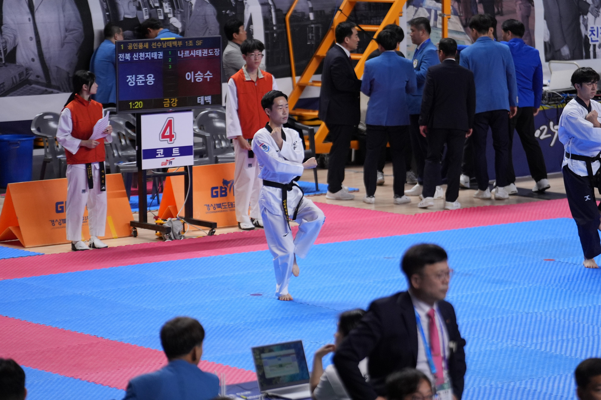 Fotó: A Shincheonji Taekwondo Csapat 2025. július 19-én, Jeong Jun-yong, a Shincheonji Jézus Egyház Taekwondo csapatának tagja, aki részt vett a Gyeongbukban, a Sangju Fedett Sportcsarnokban megrendezett „2025 Park Chung-hee Kupa Nemzetközi Nyílt Taekwondo Versenyen”, bemutatja formagyakorlatát (poomsae) a hivatalos Poomsae egyéni versenyszámában. Ez a verseny egy nemzetközi taekwondo verseny, amelyet július 18-tól 21-ig rendeznek Sangjuban, Gyeongbukban.