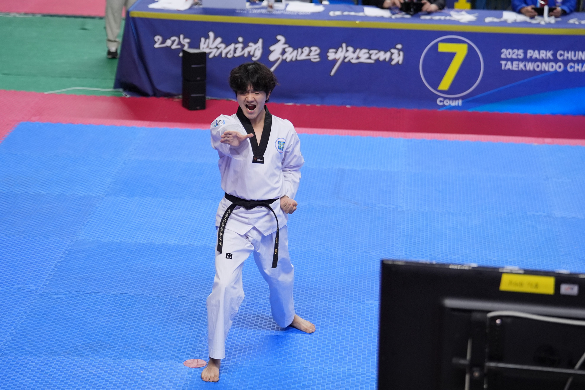 Fotó: A Shincheonji Taekwondo Csapat 2025. július 19-én, Lim Chang-hyun, a Shincheonji Jézus Egyház Taekwondo csapatának tagja, aki részt vett a Gyeongbukban, a Sangju Fedett Sportcsarnokban megrendezett „2025 Park Chung-hee Kupa Nemzetközi Nyílt Taekwondo Versenyen”, bemutatja a formagyakorlatát (poomsae) a hivatalos Poomsae egyéni versenyszámban. Ez a verseny egy nemzetközi taekwondo verseny, amelyet július 18-tól 21-ig rendeznek Sangjuban, Gyeongbukban.